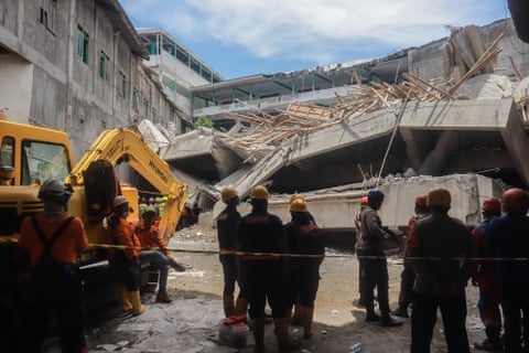 Không còn dấu hiệu sự sống tại trường học bị sập ở Indonesia, nơi 59 học sinh mắc kẹt dưới đống đổ nát- Ảnh 4.