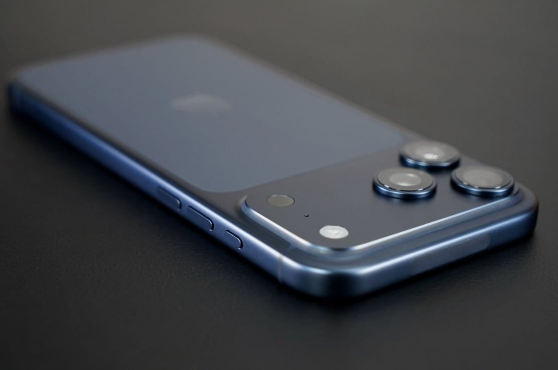 iPhone 17 Pro Max xanh dam.png