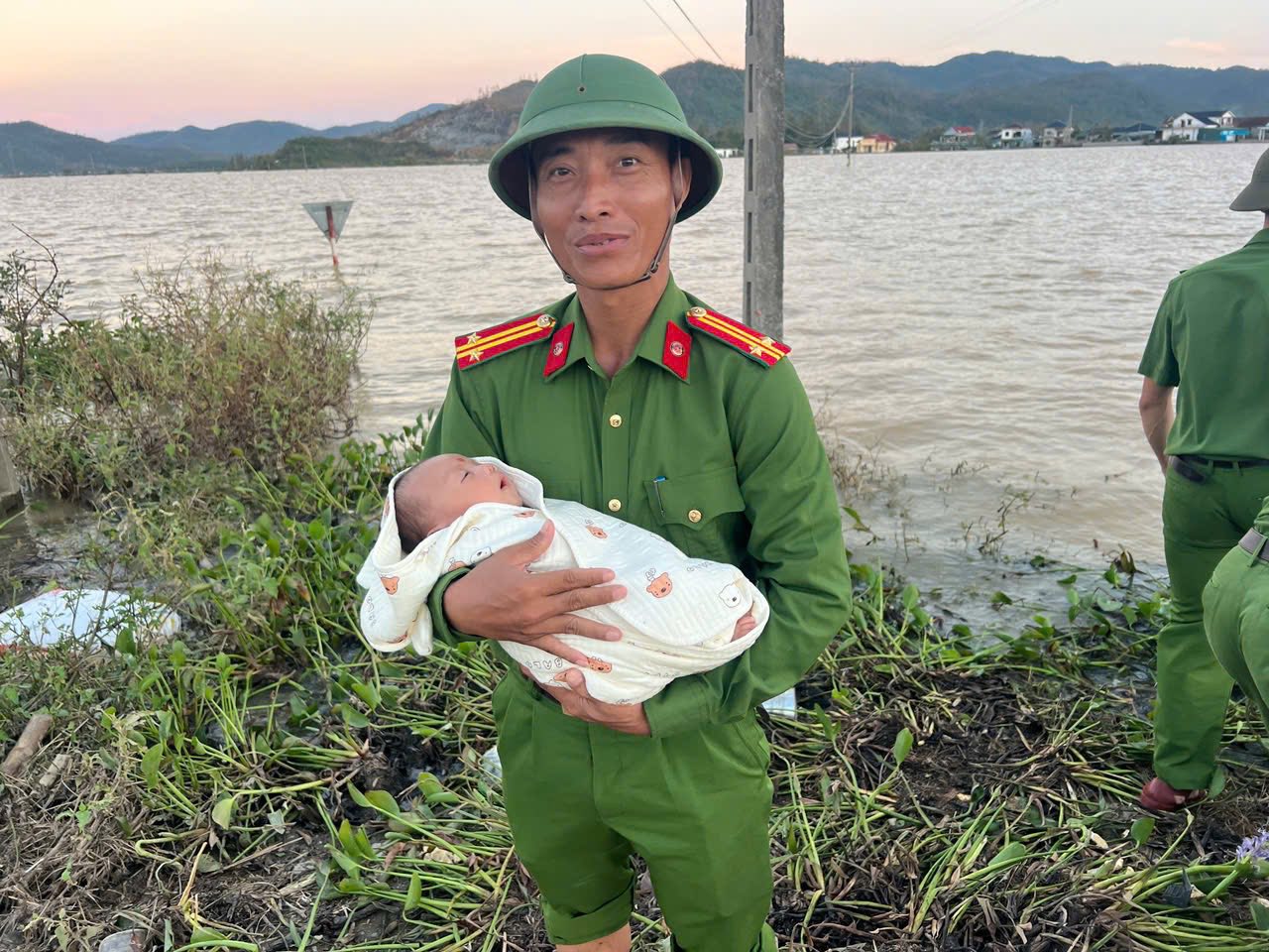 Hình ảnh ứng cứu mẹ con sản phụ cùng một cháu bé 11 tuổi bị nước lũ cô lập- Ảnh 2.