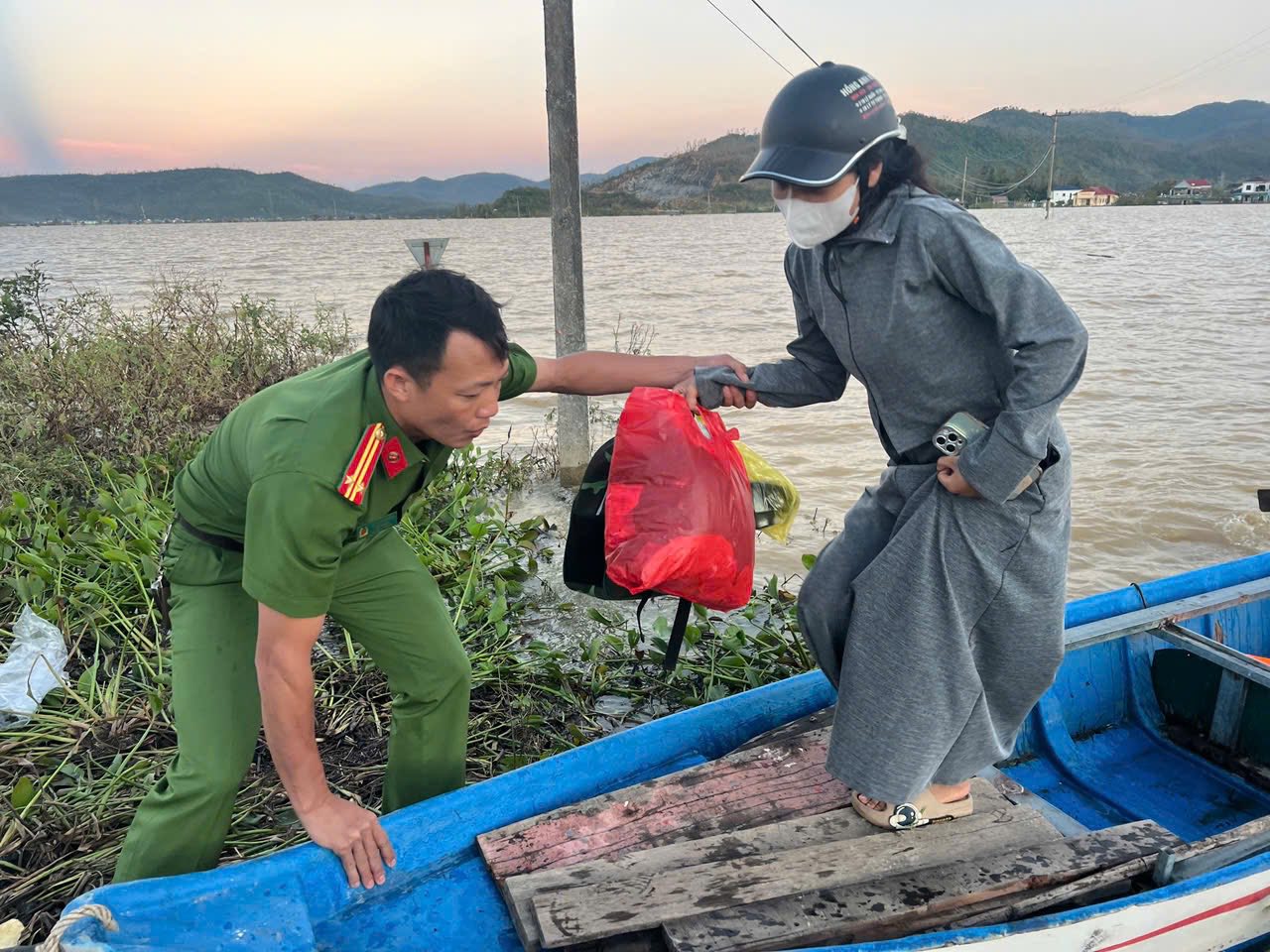Hình ảnh ứng cứu mẹ con sản phụ cùng một cháu bé 11 tuổi bị nước lũ cô lập- Ảnh 3.