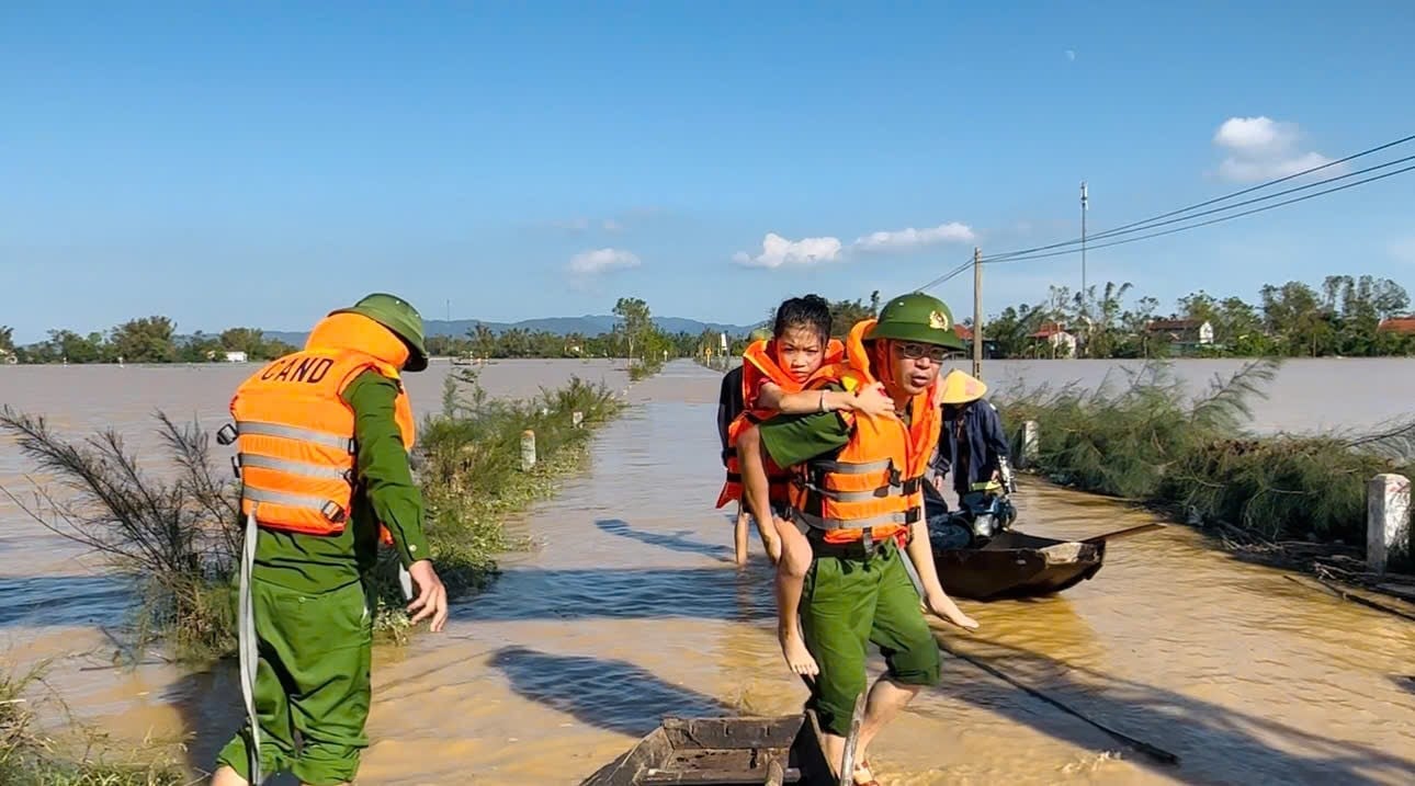 Hình ảnh ứng cứu mẹ con sản phụ cùng một cháu bé 11 tuổi bị nước lũ cô lập- Ảnh 6.