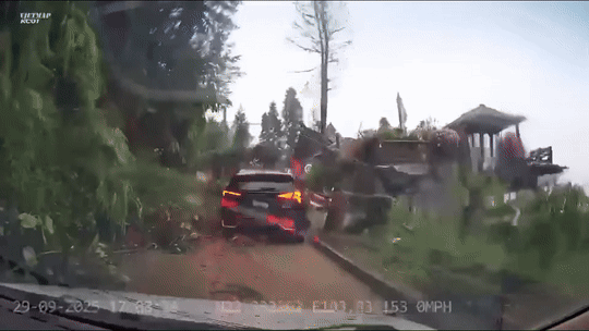 03-1759472482-bat-ngo-tinh-trang-chiec-suv-sau-khi-lan-xuong-vuc-o-sa-pa.gif