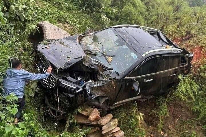 03-1759472482-bat-ngo-tinh-trang-chiec-suv-sau-khi-lan-xuong-vuc-o-sa-pa.jpg