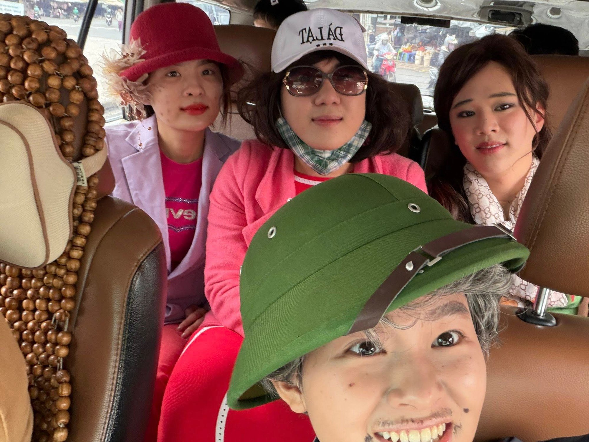 Vũ trụ Hồng Thơ thớ lợ - Hùng dấm dớ - Dung ấm ớ - Đỗ Lụa nám là gì mà hot khắp MXH?- Ảnh 1.