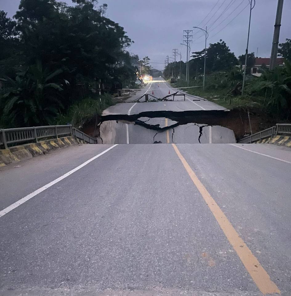 Hiện trường kinh hoàng vụ sập gãy hoàn toàn đường dẫn lên cây cầu ở Tuyên Quang- Ảnh 1.