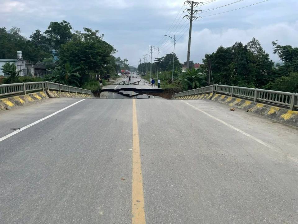 Hiện trường kinh hoàng vụ sập gãy hoàn toàn đường dẫn lên cây cầu ở Tuyên Quang- Ảnh 2.