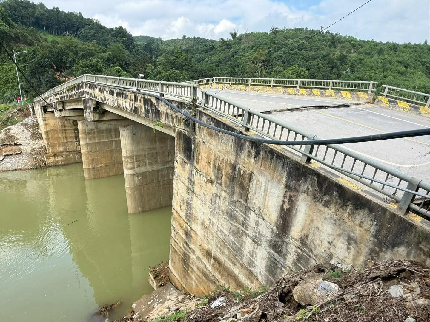 Hiện trường kinh hoàng vụ sập gãy hoàn toàn đường dẫn lên cây cầu ở Tuyên Quang- Ảnh 3.