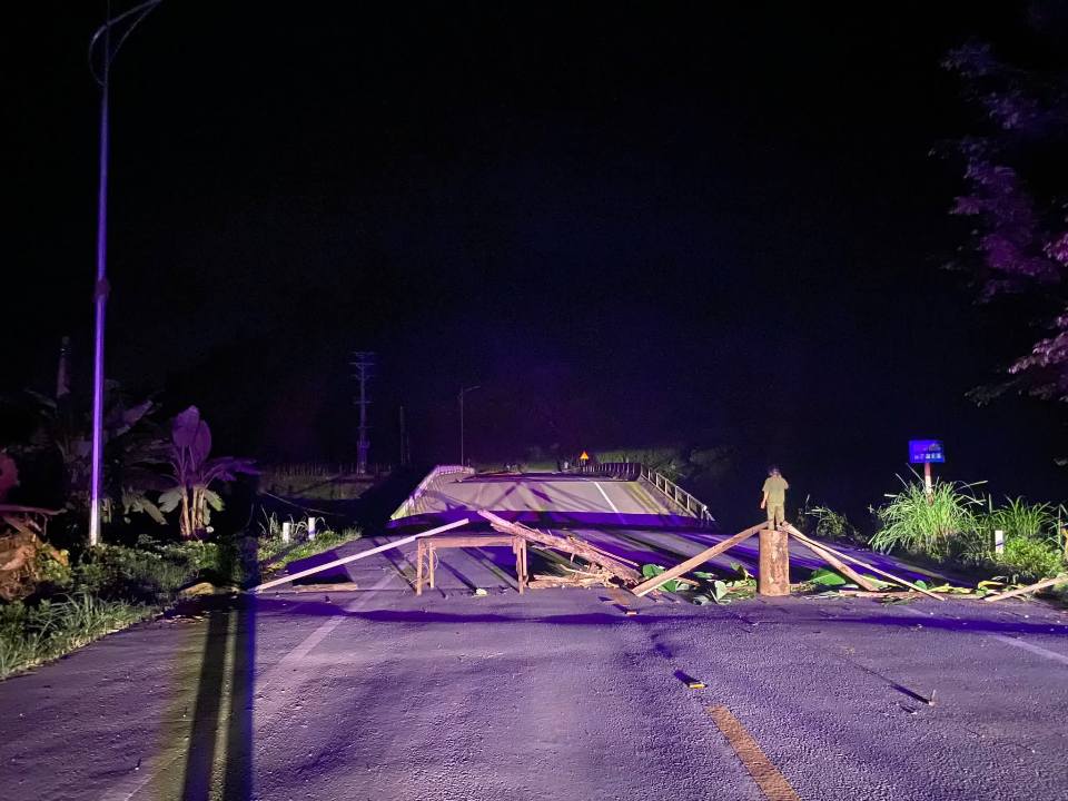 Hiện trường kinh hoàng vụ sập gãy hoàn toàn đường dẫn lên cây cầu ở Tuyên Quang- Ảnh 4.