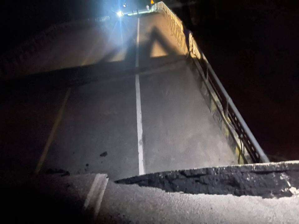 Hiện trường kinh hoàng vụ sập gãy hoàn toàn đường dẫn lên cây cầu ở Tuyên Quang- Ảnh 7.