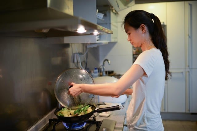 Cầm sổ tiết kiệm của cô vợ nội trợ, tôi mới biết bấy lâu mình mới là kẻ "ăn bám"- Ảnh 1.