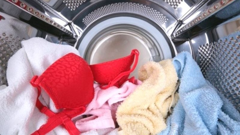 Những vật dụng không nên cho vào máy sấy quần áo bạn cần phải biết - Ảnh 2.