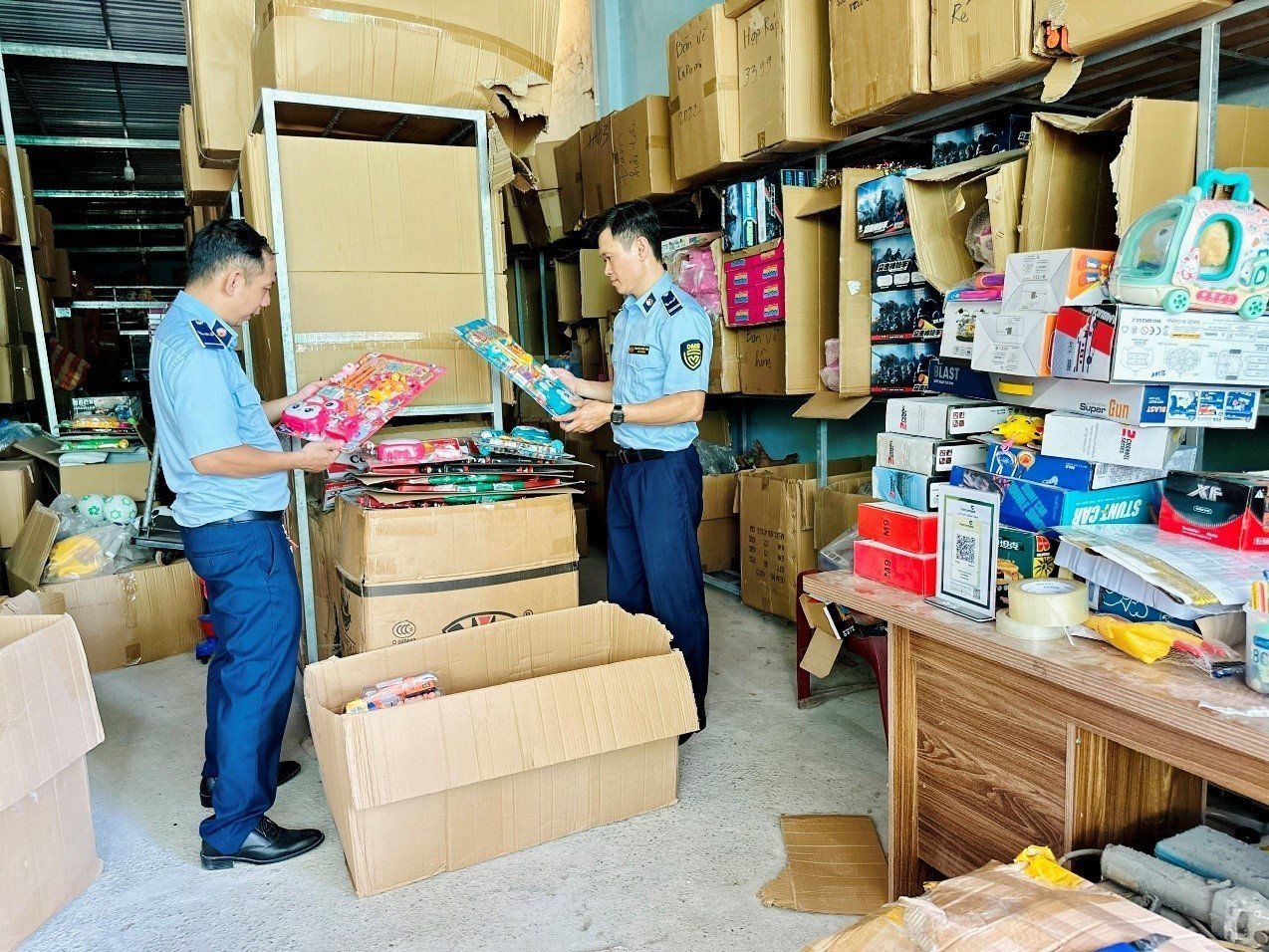 Đà Nẵng phạt 3 cơ sở vì đồ chơi trẻ em không rõ nguồn gốc - Ảnh 1.