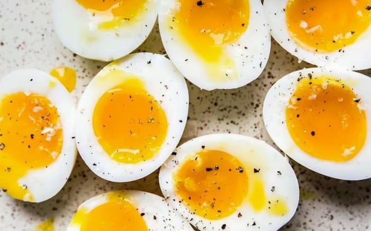 Trứng luộc ngon nhất khi lòng đỏ đặc sánh, lòng trắng mềm mịn - và đây là cách làm!- Ảnh 1.
