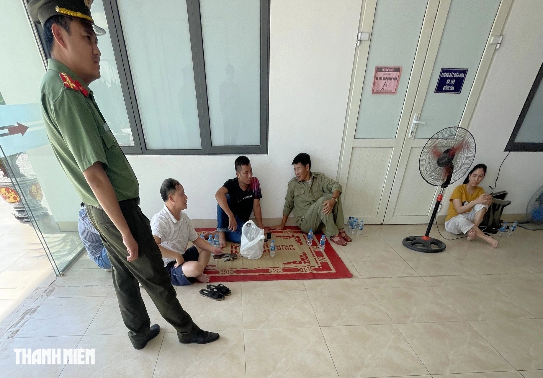 Nước lũ 5 ngày chưa rút, người Hà Nội đến phường trải chiếu 'cầu cứu'- Ảnh 1.