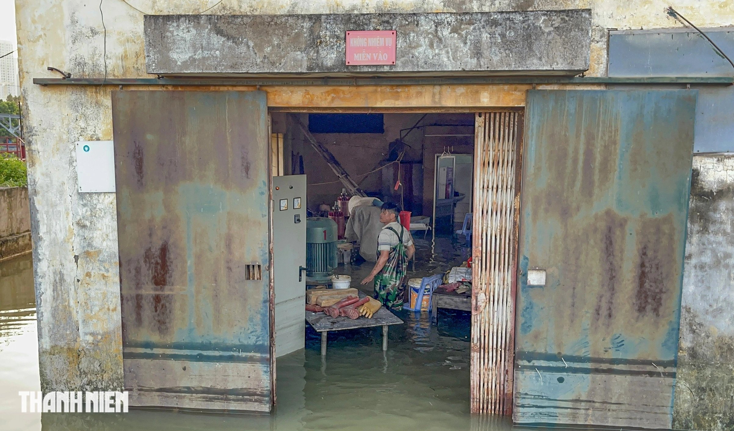 Nước lũ 5 ngày chưa rút, người Hà Nội đến phường trải chiếu 'cầu cứu'- Ảnh 7.