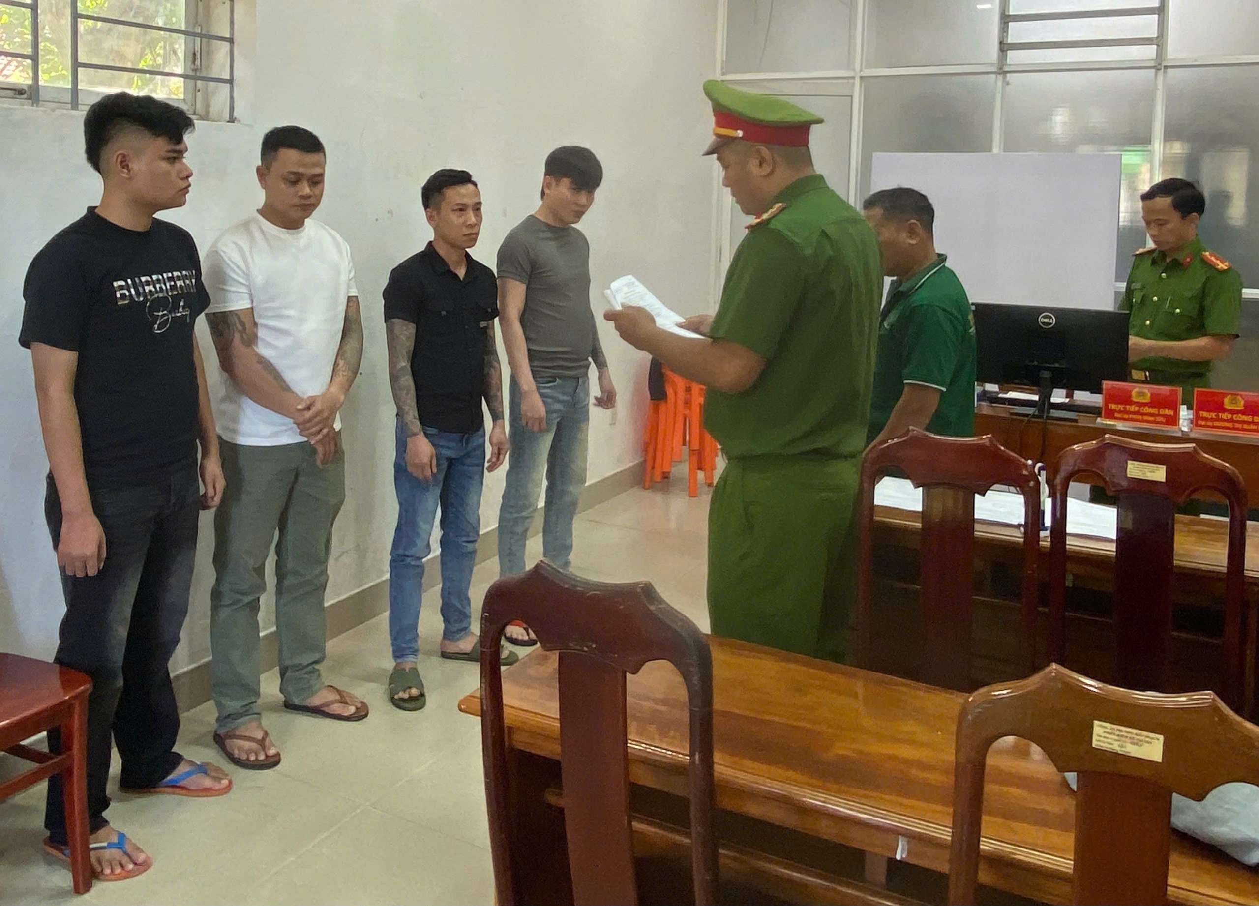 Gây rối tại karaoke Dubai Đà Nẵng: Bắt Xĩn Nghiêm cùng đồng bọn - Ảnh 1.