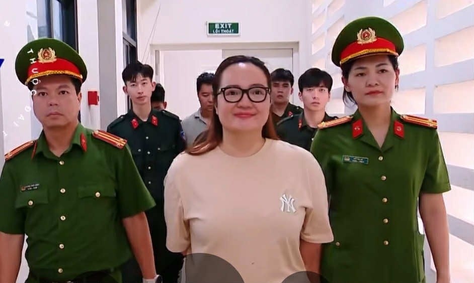 05-1759650422-hoang-huong-van-xuat-hien-giua-tin-bi-bat-tam-giam.jpg