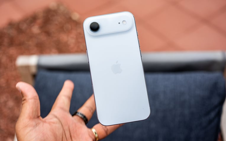 iPhone Air bị khóa vì tự mod bộ nhớ, 