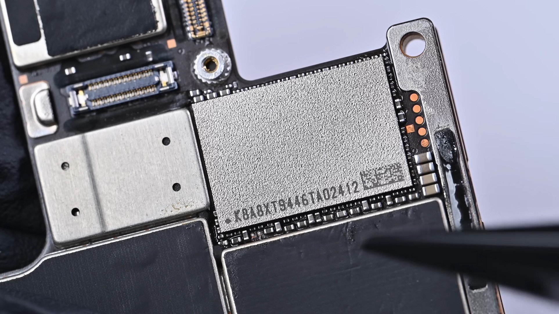 iPhone Air bị khóa vì tự mod bộ nhớ, 