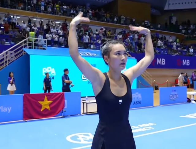 Alix Trương là ai mà hot đùng đùng, xả loạt ảnh ở Việt Nam toàn thấy đánh pickleball và ăn bánh mì? - Ảnh 1.