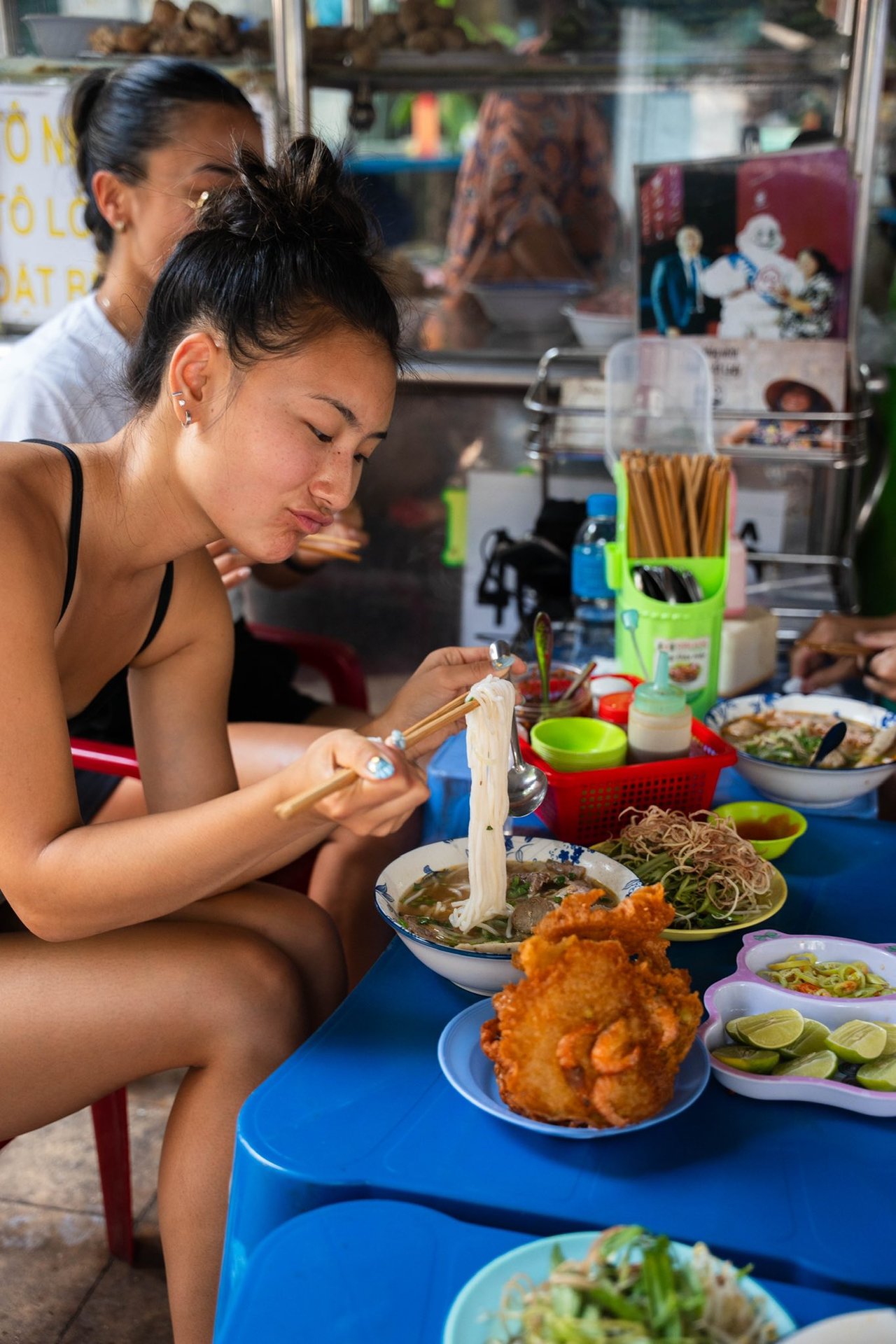 Alix Trương là ai mà hot đùng đùng, xả loạt ảnh ở Việt Nam toàn thấy đánh pickleball và ăn bánh mì? - Ảnh 9.