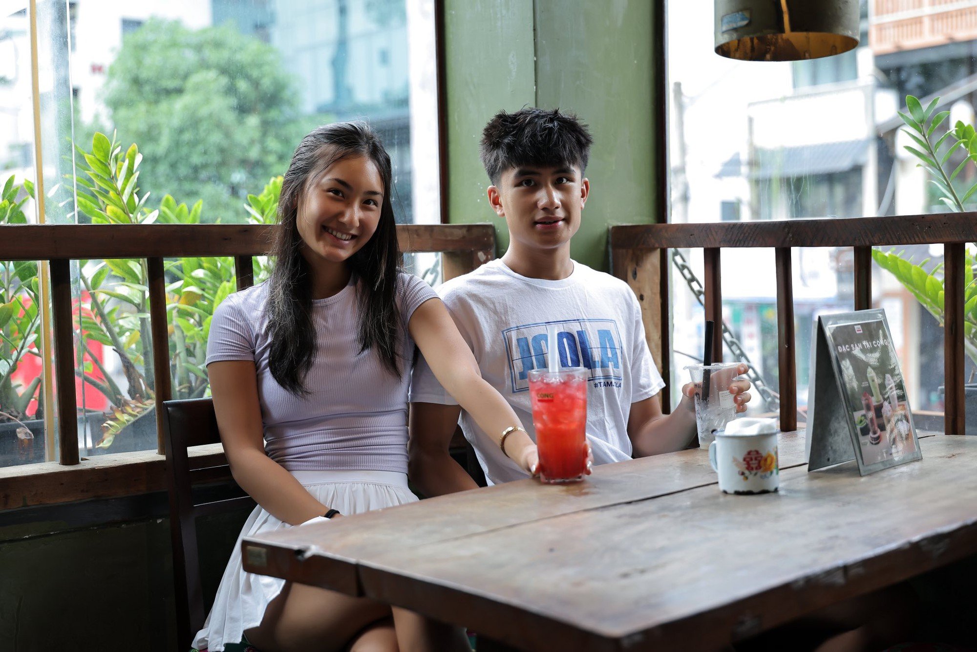 Alix Trương là ai mà hot đùng đùng, xả loạt ảnh ở Việt Nam toàn thấy đánh pickleball và ăn bánh mì? - Ảnh 10.