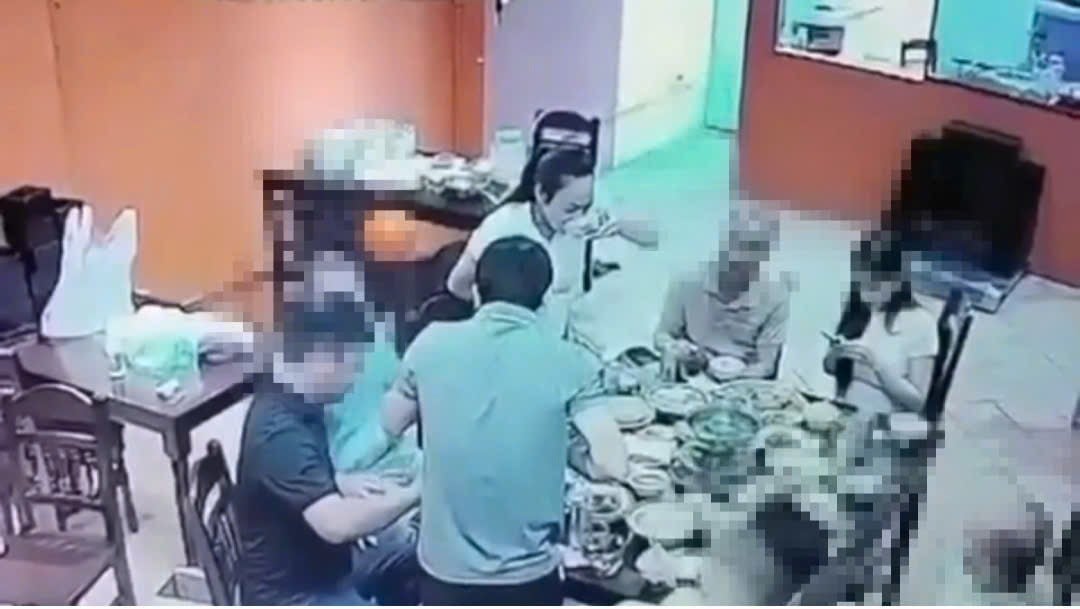 CLIP: Nghi là người phụ nữ uống 