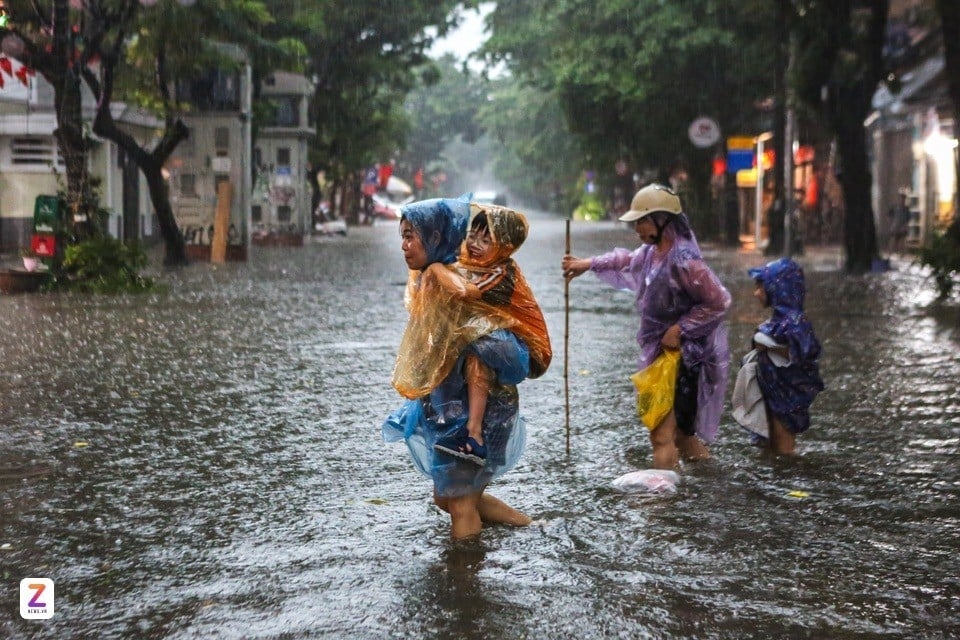 06-1759715255-so-gddt-ha-noi-thong-bao-khan-ung-pho-bao-matmo-hoc-sinh-lo-den-truong-se-the-nao.jpg
