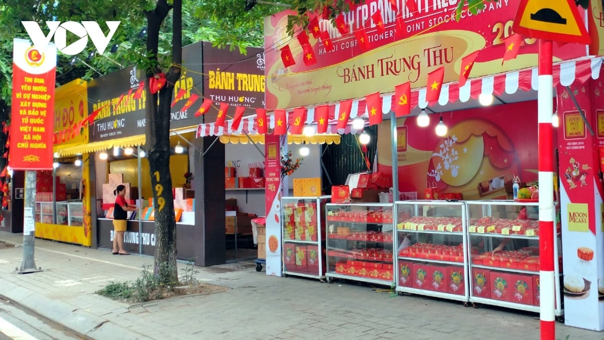 banh trung thu ngay ram thang tam du e nhung nhieu thuong hieu khong giam gia hinh anh 1