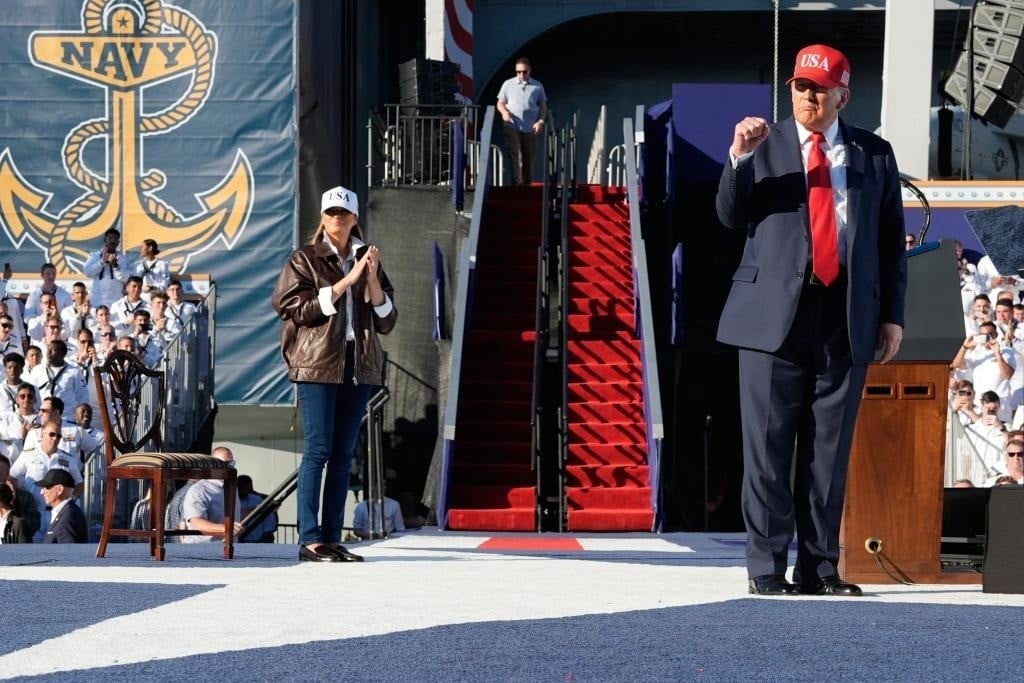 Khoảnh khắc tuyệt đối điện ảnh của bà Melania Trump- Ảnh 1.