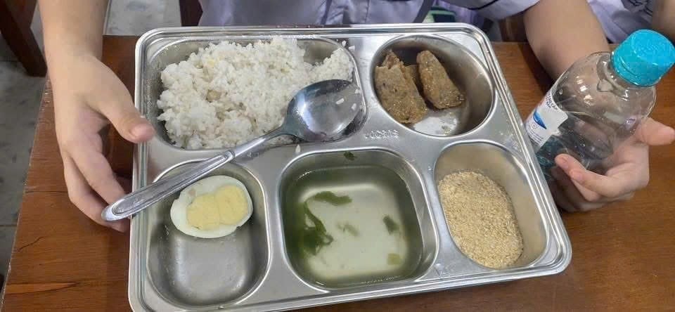 Nữ hiệu trưởng trường tiểu học số 1 Ba Đồn lên tiếng về khay cơm 25 . 000 Đồng gây bão - Ảnh 3.