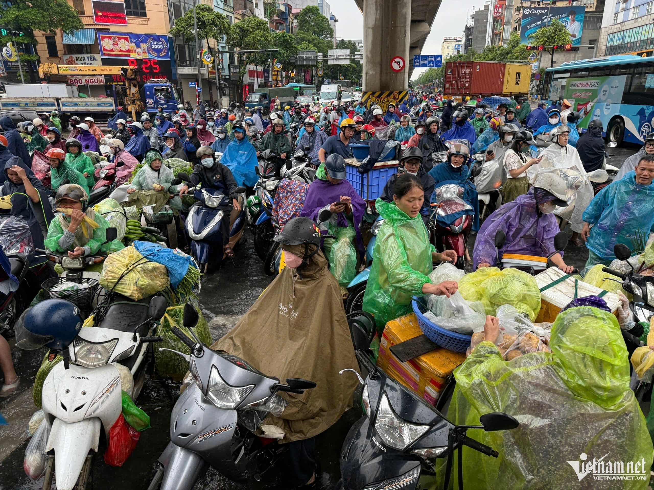 07-1759802054-mua-du-doi-suot-dem-ha-noi-lai-ngap-o-nhieu-tuyen-pho.jpg
