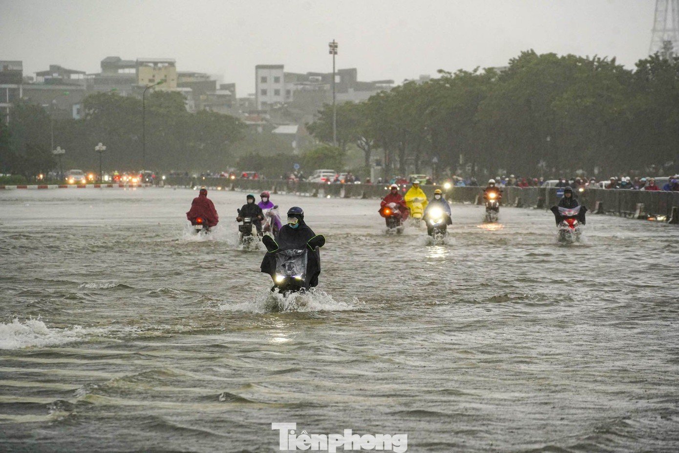 07-1759801852-ha-noi-mua-rat-lon-den-bao-gio.jpg