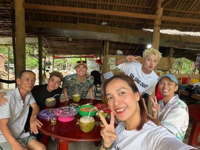 07-1759803555-gia-dinh-haha-hoi-ngo.webp