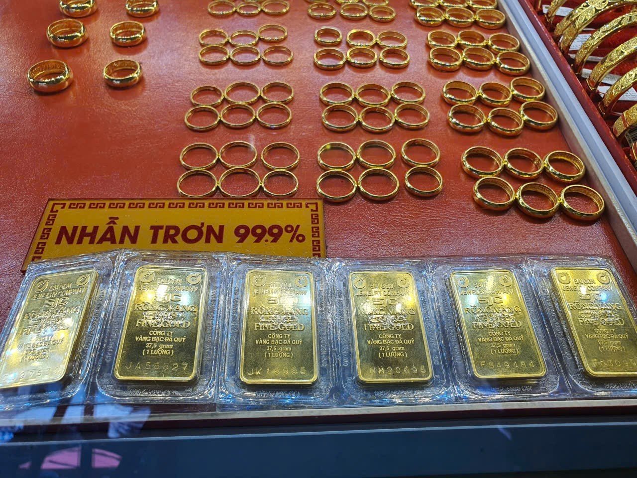 Giá vàng SJC và vàng nhẫn tăng mạnh , đạt đỉnh mới sáng 7 - 10 - Ảnh 2.