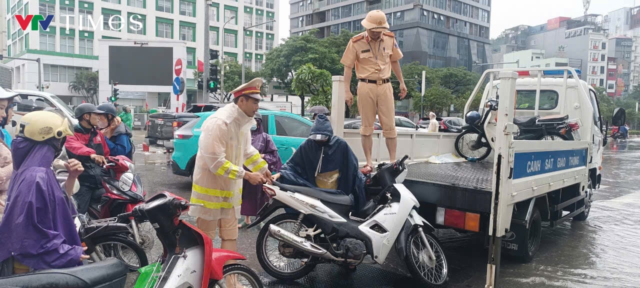 07-1759818929-khan-phat-hien-ro-dien-khu-vuc-ngap-nuoc-o-ha-noi-tham-chi-co-nguoi-dan-di-qua-da-bi-nga-quy.png