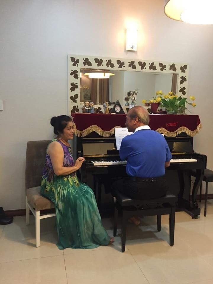 Vợ kém 18 tuổi của NSND Trần Hiếu phải tắt điện thoại, thông báo thẳng 