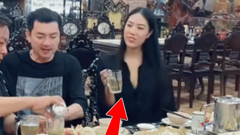 Vợ kém 37 tuổi của Quang Minh gây tranh cãi khi kéo áo để lộ rõ bra trước ống kính- Ảnh 1.