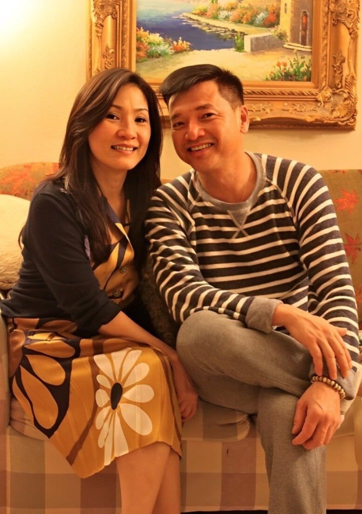 Vợ kém 37 tuổi của Quang Minh gây tranh cãi khi kéo áo để lộ rõ bra trước ống kính- Ảnh 2.