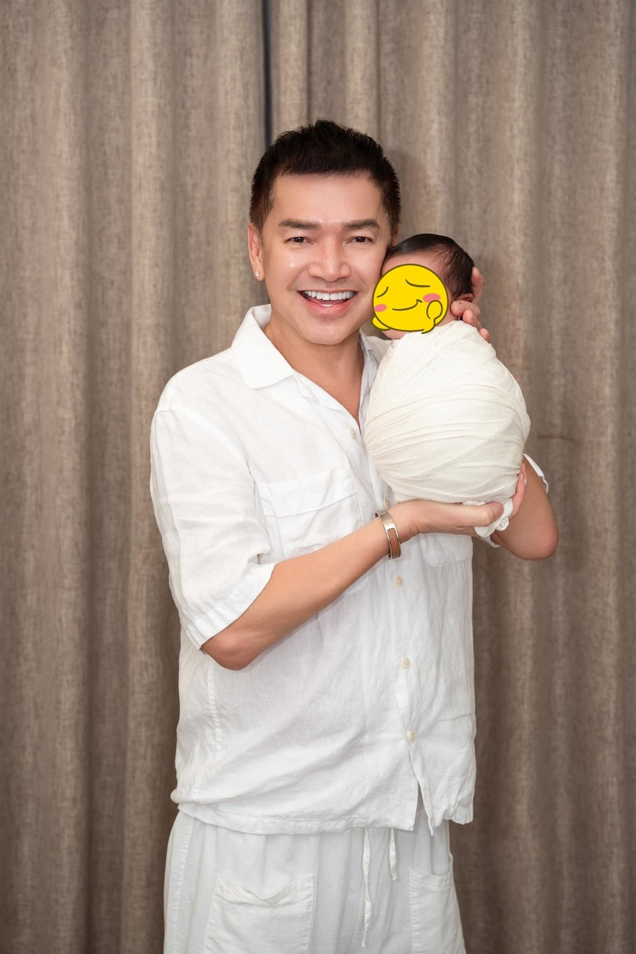 Vợ kém 37 tuổi của Quang Minh gây tranh cãi khi kéo áo để lộ rõ bra trước ống kính- Ảnh 3.