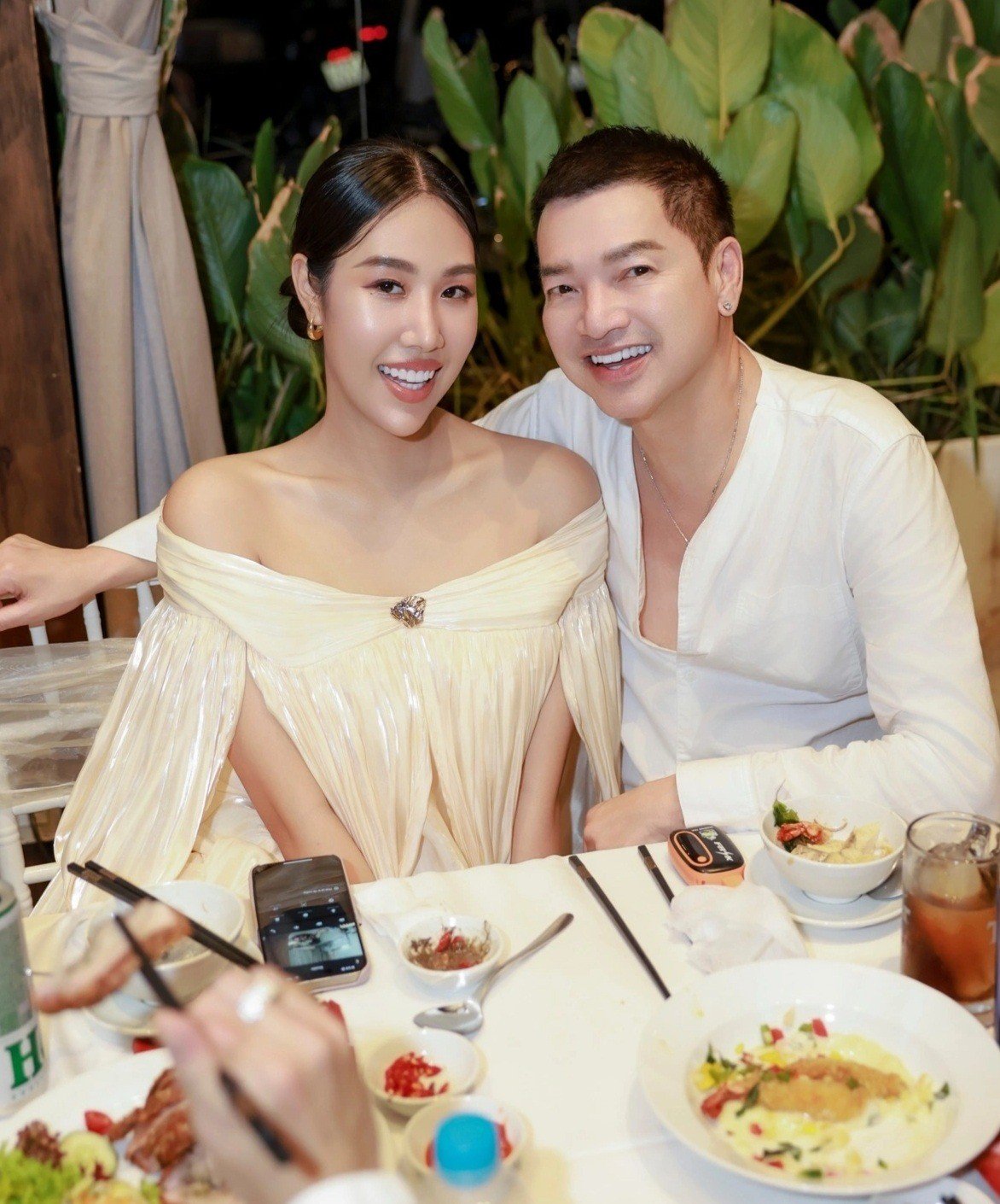 Vợ kém 37 tuổi của Quang Minh gây tranh cãi khi kéo áo để lộ rõ bra trước ống kính- Ảnh 5.