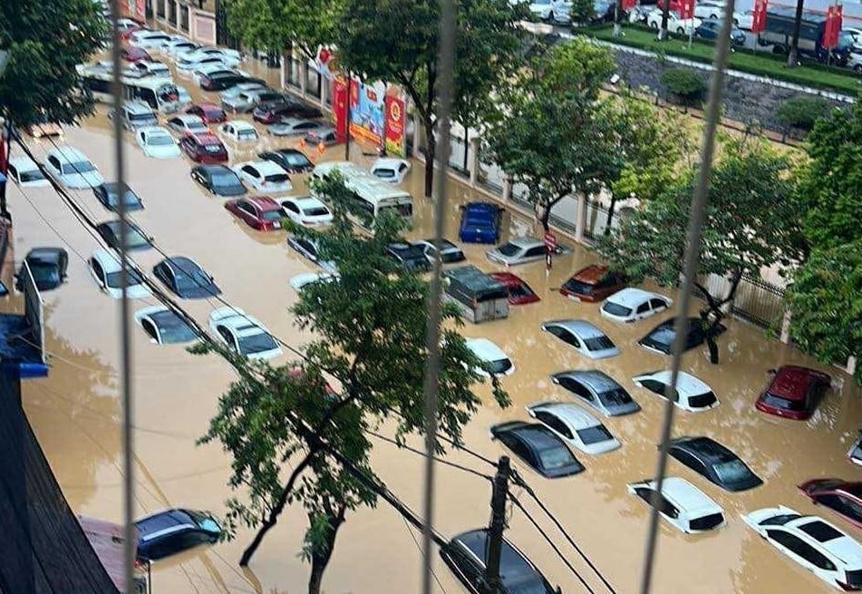 Nước lũ đổ về cuồn cuộn, nhiều nhà dân, ô tô ngập chìm trong 