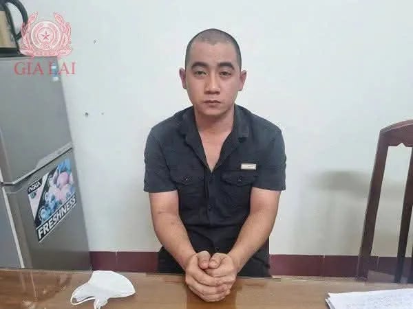 08-1759894322-vu-o-to-lao-vao-quan-nhau-lai-xe-truy-duoi-ban-nhau.webp