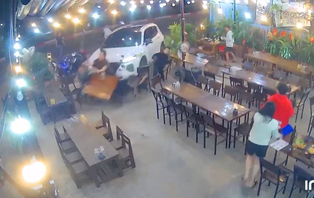 Hiện trường vụ tông xe vào quán nhậu ở xã Bình Dương