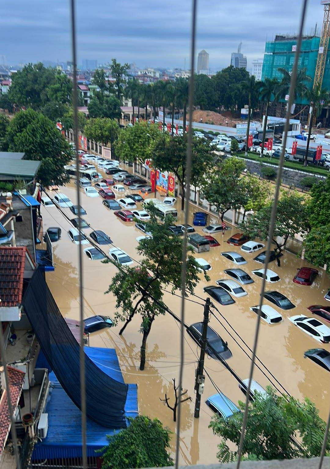 08-1759896964-thai-nguyen-chim-trong-bien-nuoc-oto-ngap-khong-thay-hinh-dang.jpg
