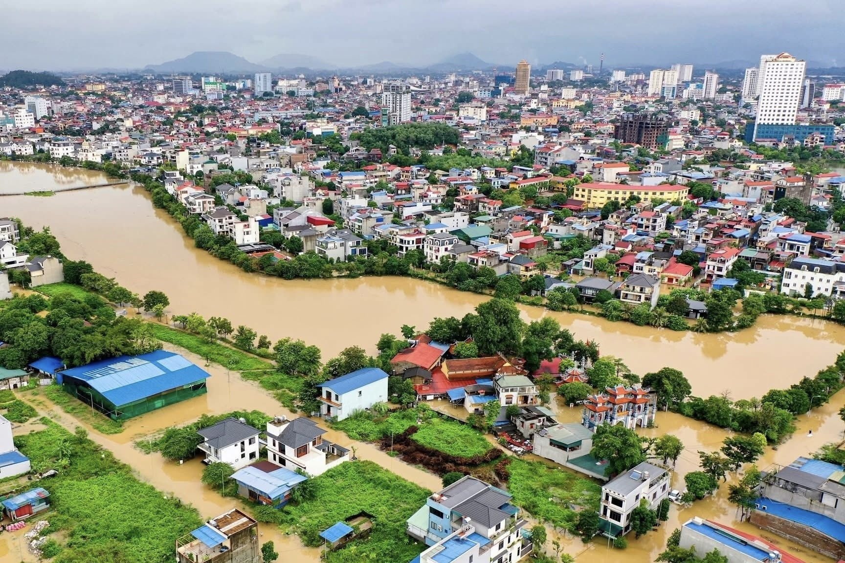 08-1759896965-thai-nguyen-chim-trong-bien-nuoc-oto-ngap-khong-thay-hinh-dang.jpeg