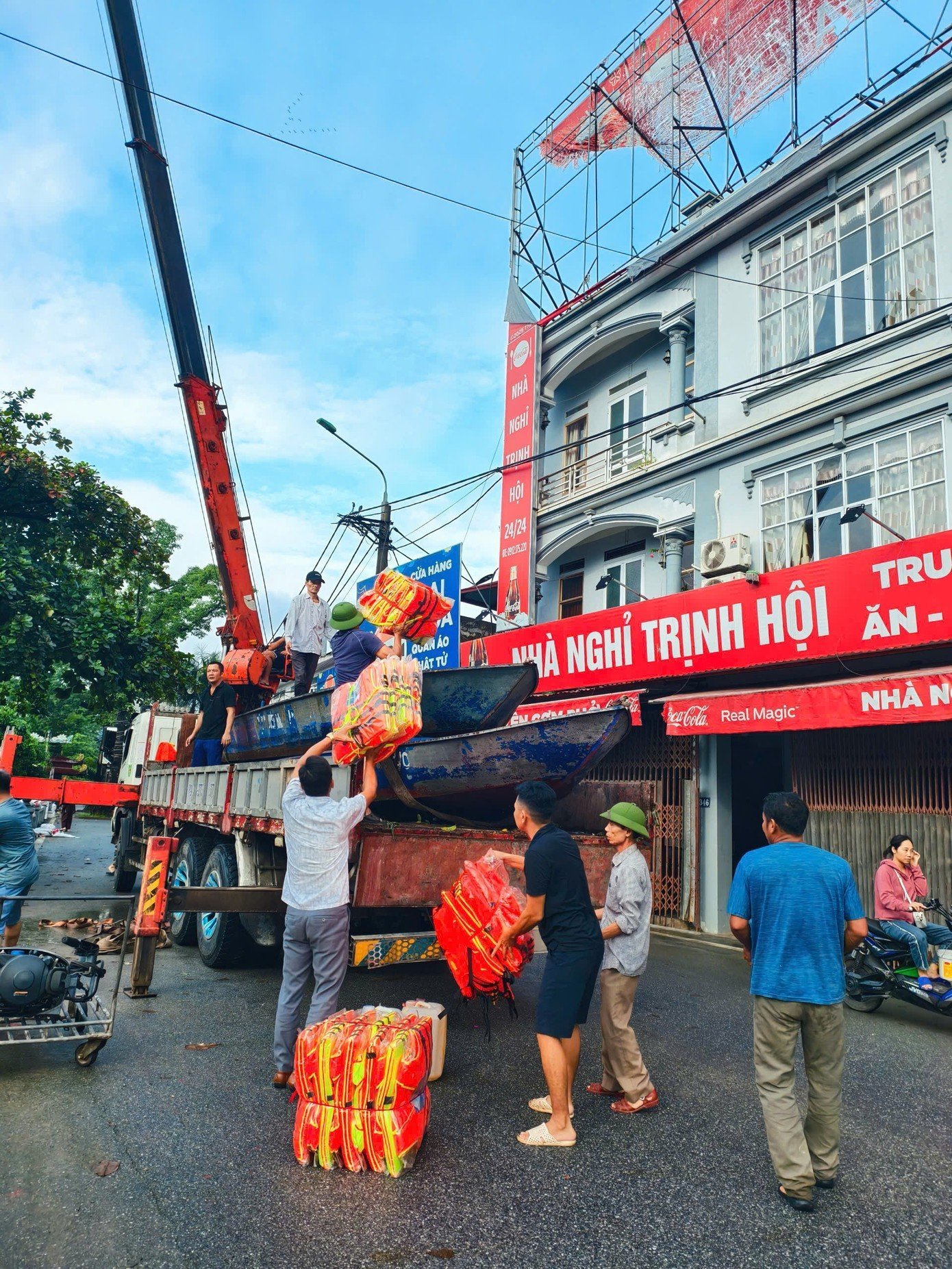 100 thuyền, xuồng từ Chùa Hương tiến về vùng lũ trợ giúp người dân Thái Nguyên, Bắc Ninh- Ảnh 2.
