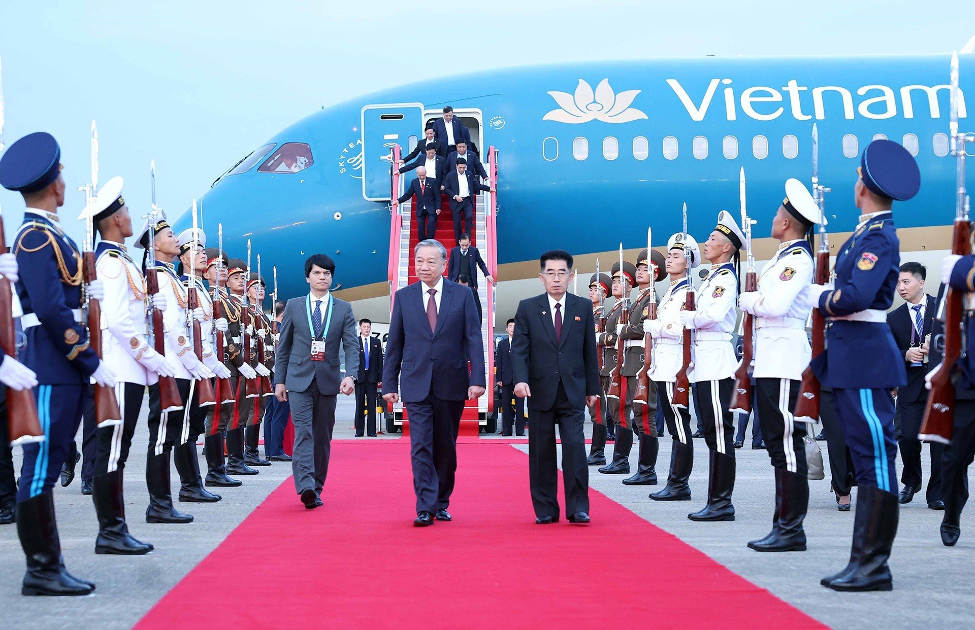 vna_potal_tong_bi_thu_to_lam_den_binh_nhuong_bat_dau_tham_cap_nha_nuoc_toi_trieu_tien__8326322.jpg