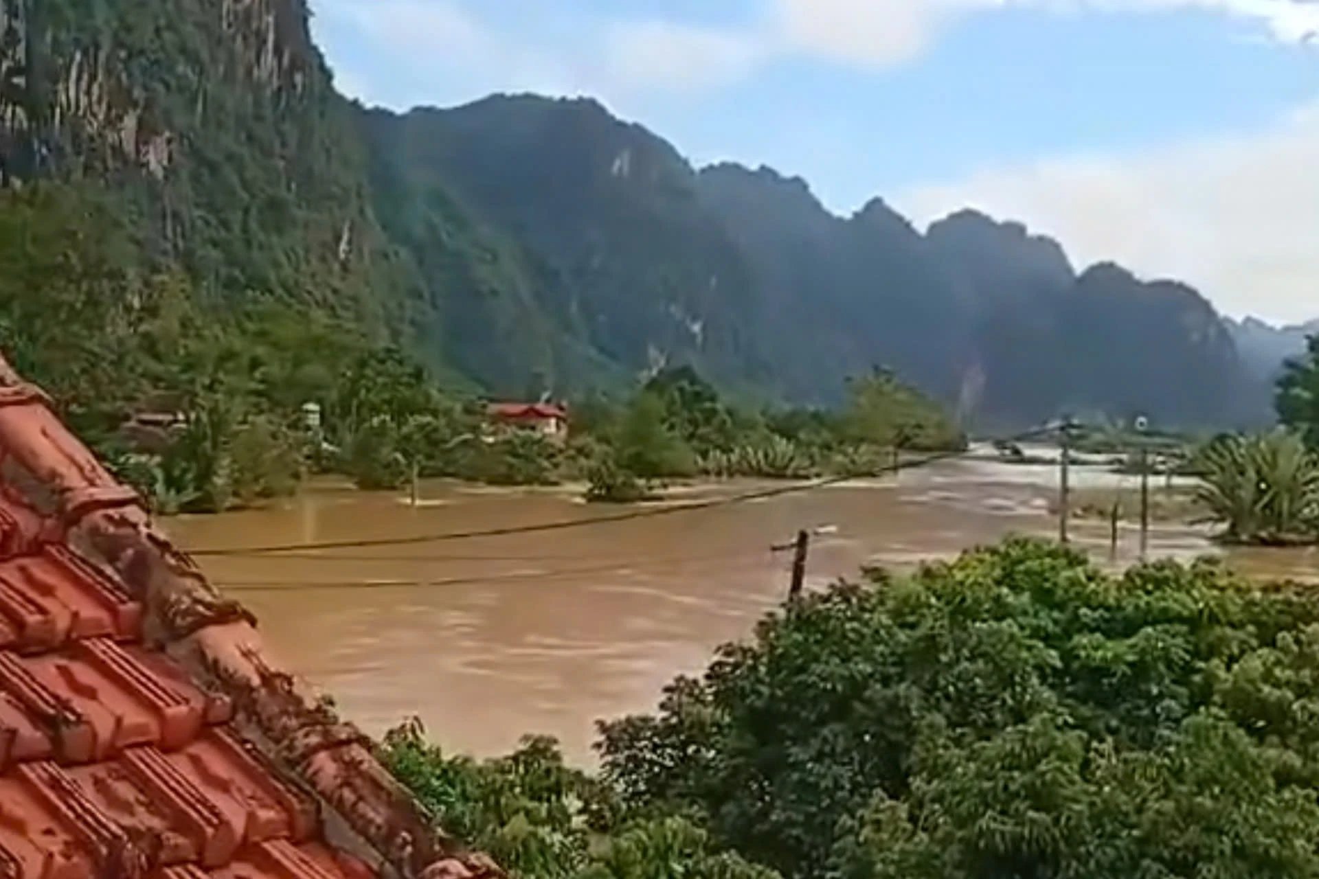 09-1759977168-truc-thang-khong-quan-cuu-tro-5-em-be-mac-ket-tren-noc-nha-o-lang-son.jpg