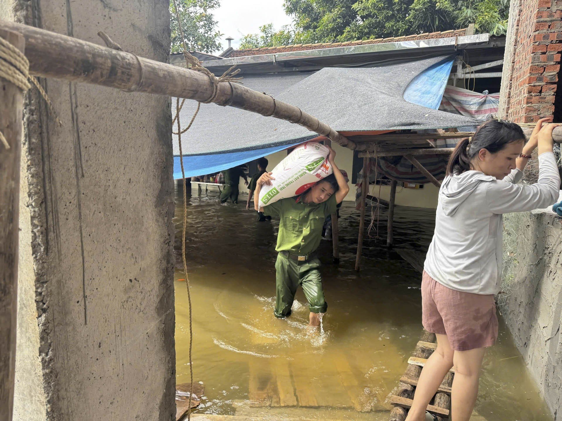 công an ngâm mình trong nước_1.JPG